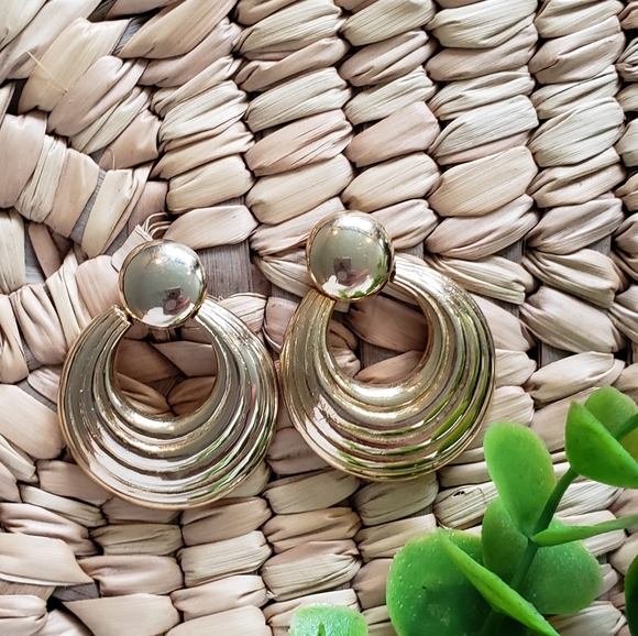 Vintage Jewelry - ⛄3/$15 Vintage Gold Statement Earrings